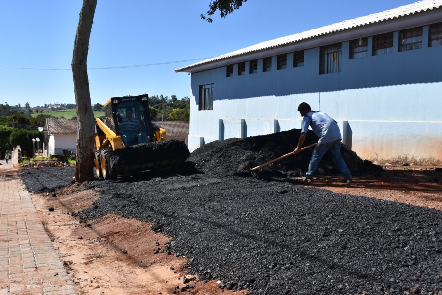 secretaria-de-obras-executa-acao-para-adequar-estacionamento-do-colegio-cepac