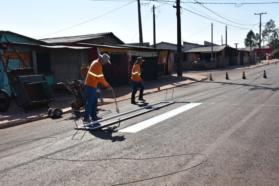 secretaria-de-obras-constroi-quebra-molas-e-realiza-sinalizacao-de-transito-em-ruas-asfaltadas