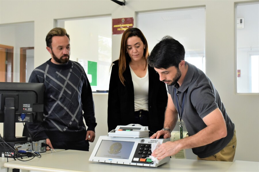 urnas-eletronicas-comecam-a-ser-preparadas-para-eleicao-de-conselheiros-tutelares