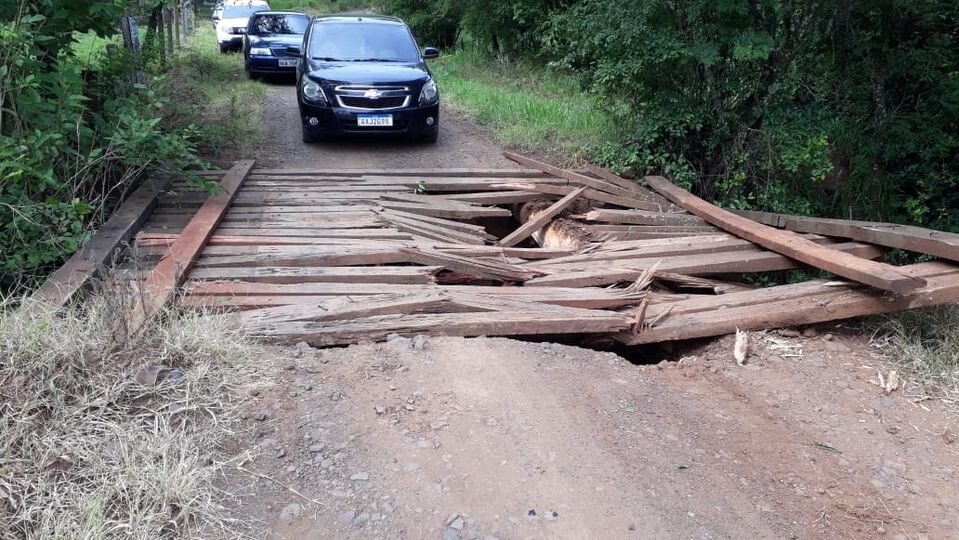 ponte-quebrada-e-substituida-pela-prefeitura-em-menos-de-24-horas