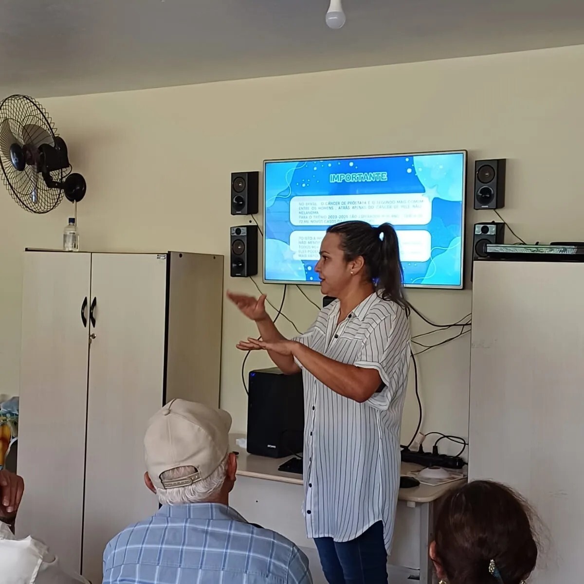 a-saude-de-marilandia-do-sul-realizou-uma-palestra-no-cras-sobre-outubro-rosa-e-novembro-azul