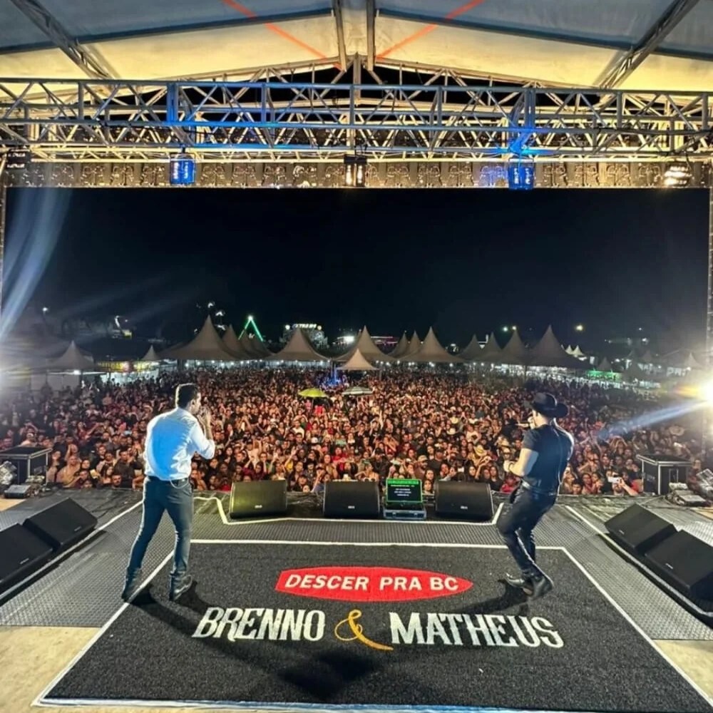 Um grande público "desceu" para Marilândia do Sul para prestigiar o show pra lá de animado da dupla Brenno e Matheus, neste domingo