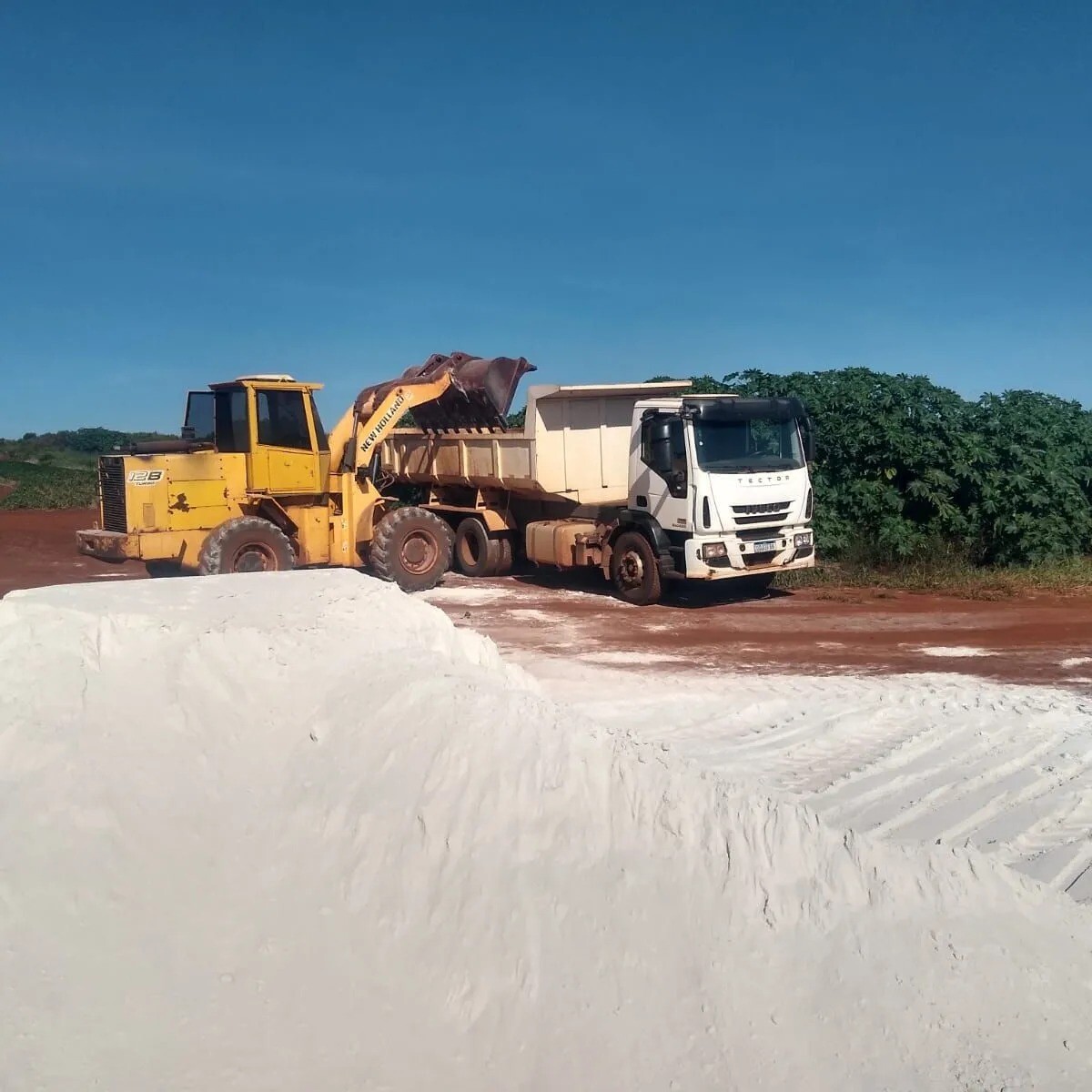 prefeitura-realiza-entrega-de-calcario-para-produtores-de-marilandia-do-sul