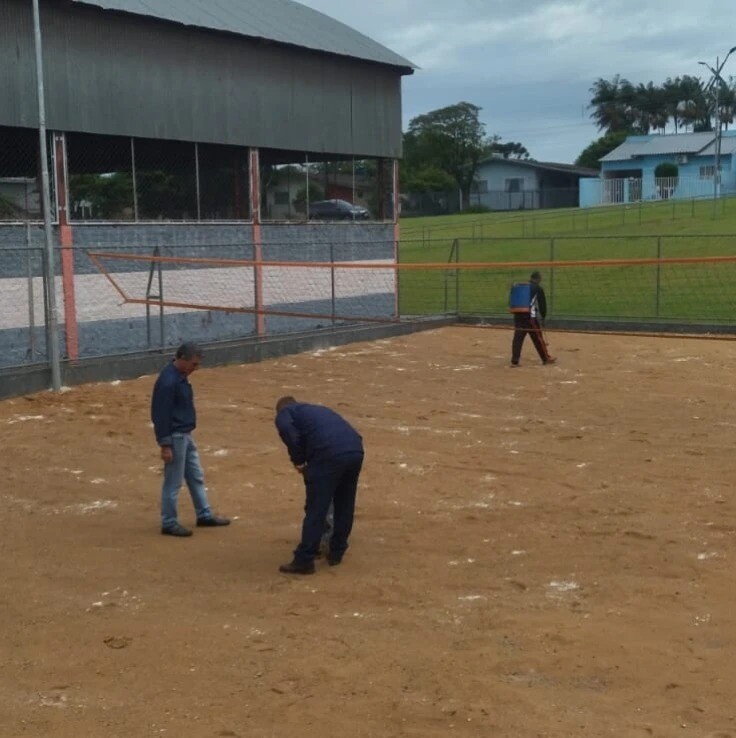 prefeitura-de-marilandia-do-sul-realiza-tratamento-em-quadra-de-areia