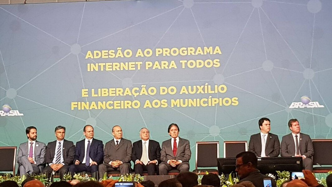 prefeito-aquiles-assinou-em-brasilia-convenio-para-programa-de-internet-em-marilandia