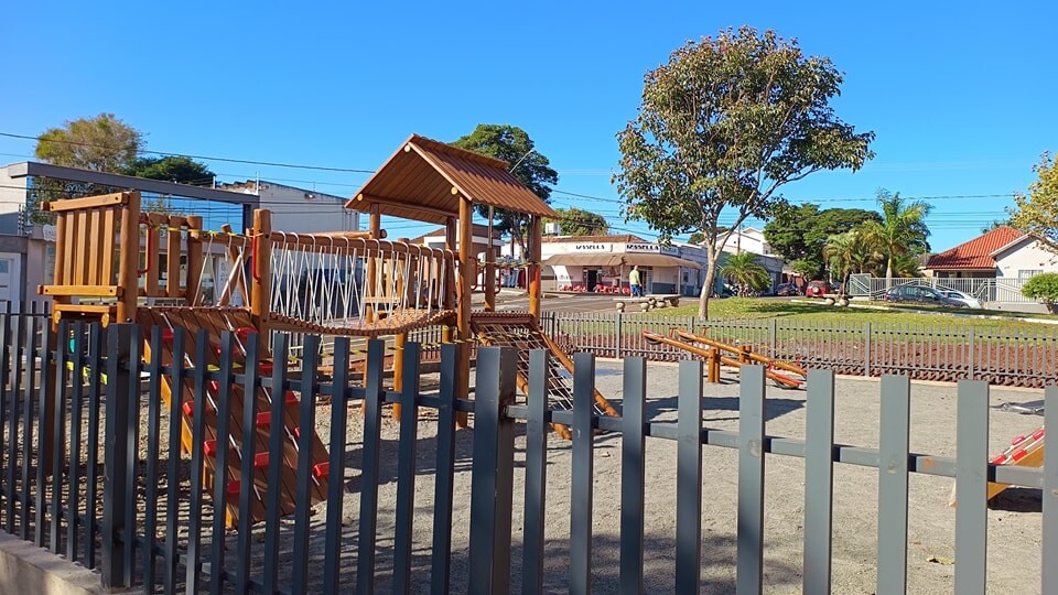 prefeitura-inicia-instalacao-do-playground-na-praca-da-igreja-matriz