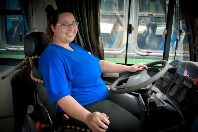 Conheça Débora Moreira a primeira motorista mulher do transporte escolar da Prefeitura de Marilândia do Sul