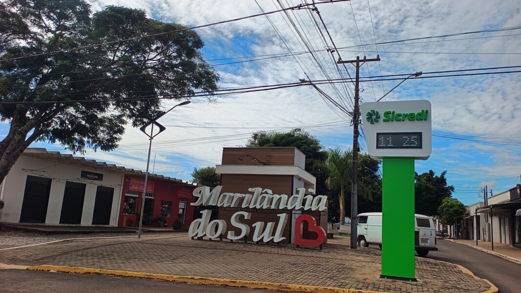Marilândia do Sul ganha relógio do Sicredi 