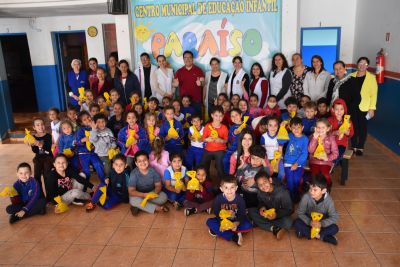 Alunos da rede municipal de Educação recebem doces em comemoração ao dia das crianças