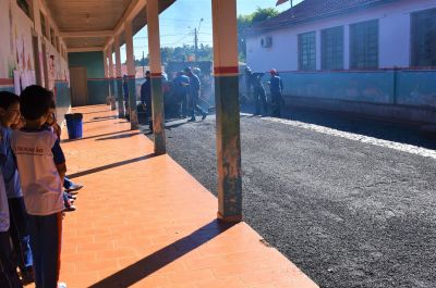 Prefeitura conclui construção de asfalto no pátio da Escola Municipal Ângelo Muller 