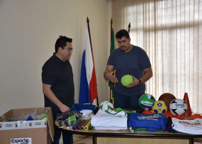Secretaria de Esportes recebe centenas de materiais esportivos 