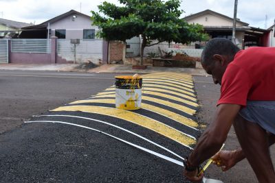 Secretaria de obras constrói quebra-molas e realiza sinalização de trânsito em ruas asfaltadas