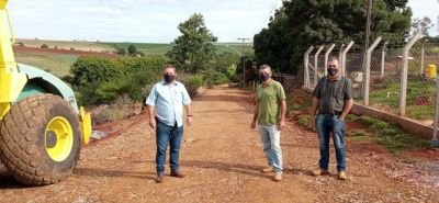 Prefeitura conclui colocação de cascalho na estrada da vila rural de Nova Amoreira